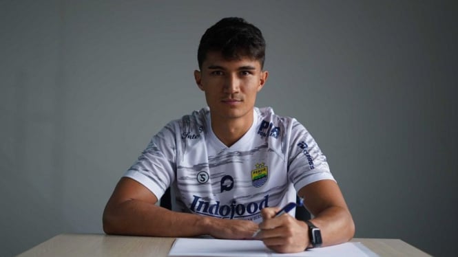 Kevin Ray Mendoza tandatangani kontrak dengan Persib Bandung