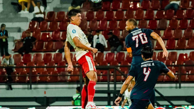 Gustavo Almeida duel dengan pemain Bali United, Elias Dolah