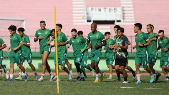 Skuad Persebaya latihan jelang lawan Persija