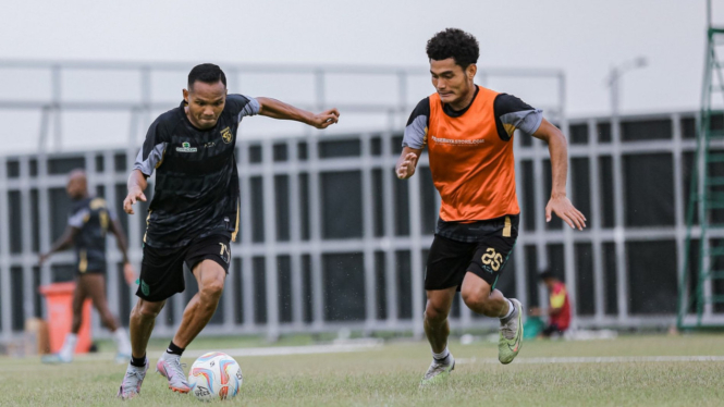 Oktafianus Fernano berlatih jelang laga Persebaya vs Persija