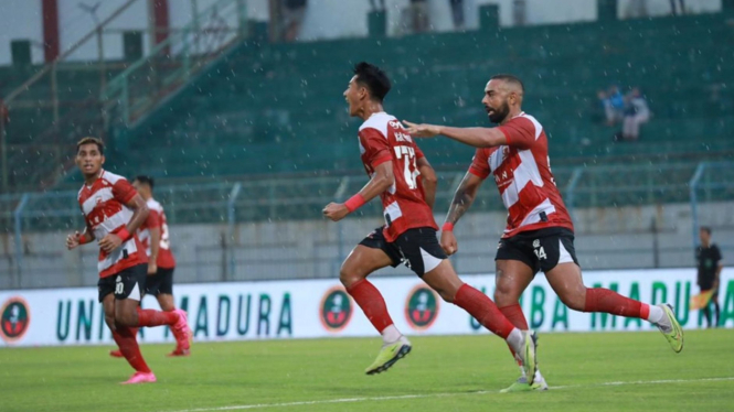Pemain Madura United merayakan gol ke gawang Barito Putera