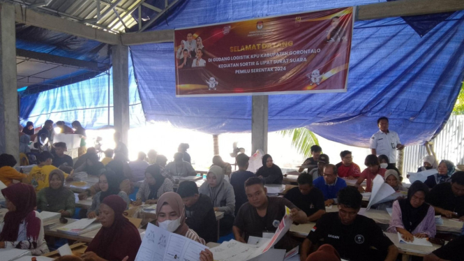 Petuga sortir lipat surat suara Pemilu 2024 di Kabupaten Gorontalo