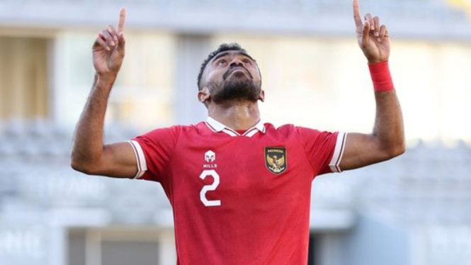 Yakob Sayuri mencetak gol untuk Timnas Indonesia ke gawang Libya