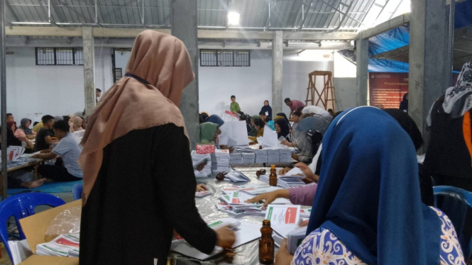 Aktivitas sortir lipat surat suara KPU Kabupaten Gorontalo