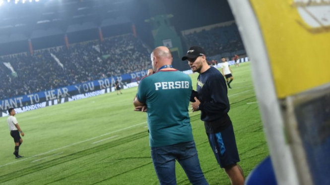 Bojan Hodak dan Marc Klok saat Persib lawan Madura United