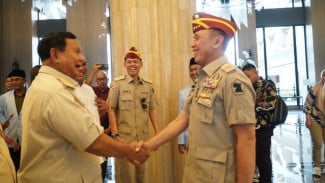 Sambut Prabowo, Iwan Bule Kenakan Pakaian Lengkap Purnawirawan