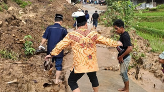 Kondangan Penuh Perjuangan, Rombongan Besan harus Terjang Jalan Lumpur Bekas Longsor di Purwakarta