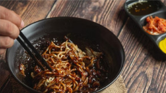 Begini Cara Membuat Jajangmyeon yang Halal dan Juga Lezat