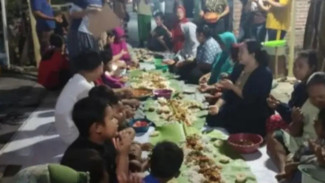 Senang Marsinah Si Penyiram Air Kencing Akhirnya Dipenjara, Warga Desa Jogosatru Bikin Tasyakuran