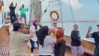 Heboh Video Anggota DPRD Sumenep Pesta di Atas Kapal hingga Nyawer Biduan
