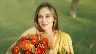 Kalahkan Gigi - Gege, Luna Maya Diberi Buket Bung oleh Maxime Bouttier