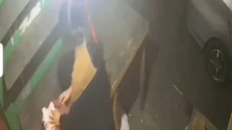 Tega! Wanita Buang Bayi di Meja Dagangan di Pasar Kaget, Cakung Terekam CCTV