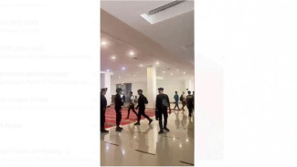 Viral! Polisi Kenakan Sepatu dan Seragam Lengkap Usir Pendemo di Dalam Masjid