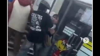 Salah Pilih Lawan, Diduga Mantan Atlet MMA Hajar 2 Pemuda Sekaligus di Minimarket