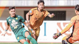 Uston Sebut Mental Sebagai Kunci Kemenangan Persebaya Setelah Ditinggal Aji Santoso