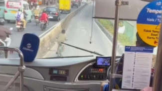 Viral, Bocil Bersepeda Masuk Jalur Transjakarta