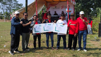 Rayakan HUT RI Ke-78, Kepala Badan Bank Tanah Bekali Masyarakat Pasirmunjul dengan Duit Sajuta