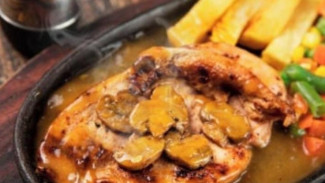 Waroeng Steak & Shake Sabet Penghargaaan 'Halal Award 2023' LPPOM MUI dan MURI