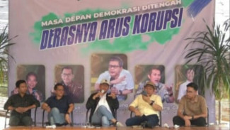 Kronologi Rocky Gerung Dilempari Botol Mengenai Leher Refly Harun Saat Diskusi di Yogyakarta