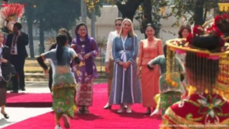 Ibu Negara Iriana Jokowi Sambut Para Pendamping Pemimpin ASEAN dan Mitra di TMII