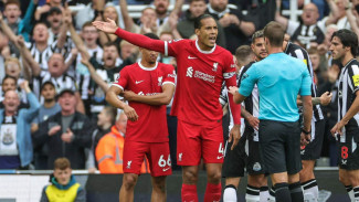 Virgil Van Dijk Ajak Pendukung Rayakan Liverpool Juara Liga Inggris di Anfield