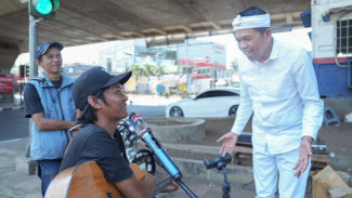 Kagum dengan Suaranya, KDM Nyanyi Bareng Pengamen Bandung