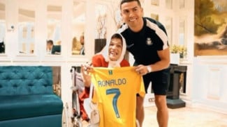 Cristiano Ronaldo Temui Pelukis Difabel asal Iran, Beri Hadiah Istimewa