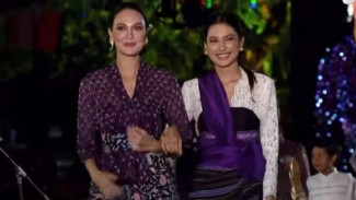 Bak Saudara Kembar! Luna Maya dan Mikha Tambayong Catwalk saat Istana Berbatik