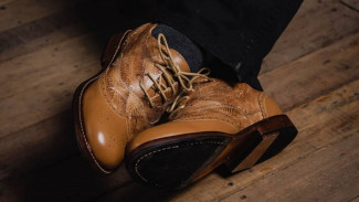 Pria Ini Sulap Kulit Ceker Ayam Jadi Sepatu Keren dan Mendunia