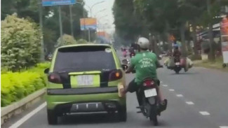 Geger, Seorang Pengendara Motor Stut Mobil Mogok