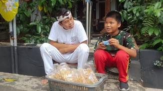 Dedi Mulyadi Terkesan Semangat Bocah Penjual Peyek, Beri Hadiah Istimewa