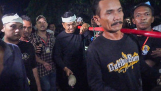 Kejutkan Warga Datang Sambil Pikul Gong, KDM Bertemu 2 Sosok Istimewa di Karawang