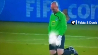 Kiper Kencing di Atas Lapangan Kiper Kencing di Atas Lapangan