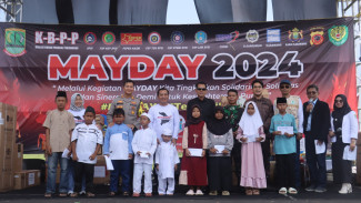 Cara Unik Buruh di Karawang Peringati May Day 2024