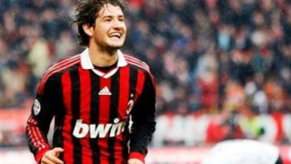 Kisah Menarik Mantang Bintang AC Milan, Tergila-gila dengan Wanita Tercantik Asia