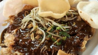 Bikin Tahu Tek Bikin Ketagihan, Rahasia Bumbu Kacang dan Petis Nendang Banget