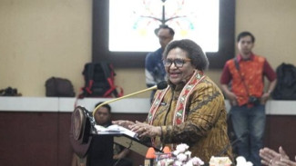 Mengadu ke DPR, Wamendagri Ngamuk Karena Pengangkatan PPPK Tidak Sesuai Jadwal