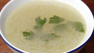 Tips Membuat Kaldu Ayam Homemade Super Gurih, Bikin Masakan Jadi Juara