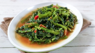 Rahasia Tumis Kangkung Ala Restoran, Tetap Hijau dan Renyah Meski Dimasak di Rumah!