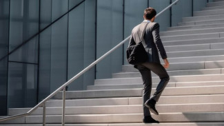 Naik Lift atau Tangga Saat ke Kantor : Mana yang Lebih Sehat?