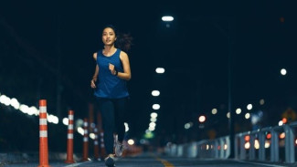 Sibuk Seharian? Ini Cara Olahraga Malam Tanpa Ganggu Jam Istirahat!
