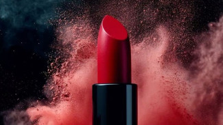 Gaji Pas-pasan, Tapi Tetap Nongkrong dan Belanja? Ini Fenomena Lipstick Effect!