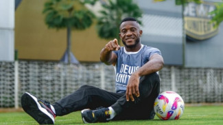 Privat Mbarga Resmi Gabung Dewa United, Bidik Gelar Juara!