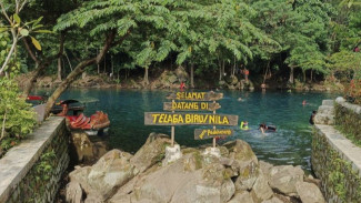 Biaya Tiket Masuk Danau Biru Majalengka Cuma 15 Ribu, Tapi Pemandangannya Kelas Dunia!