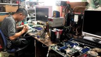 Jangan Panik, Begini Cara Selamatkan HP yang Kena Air
