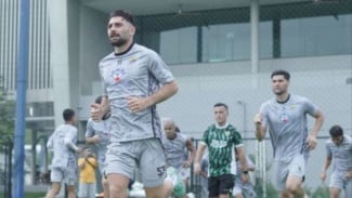 Persib Bandung Tambah Kekuatan Lini Pertahanan dengan Kehadiran Frans Putros yang Disambut Baik JC