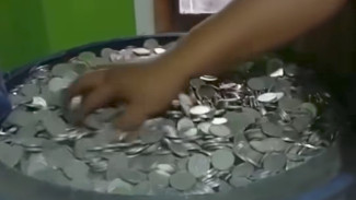 Viral, Sadikin Simpan Uang Receh dalam Drum Hasilnya Puluhan Juta, Warga Net : Ketika Menolak Donasi 200 di Kasir