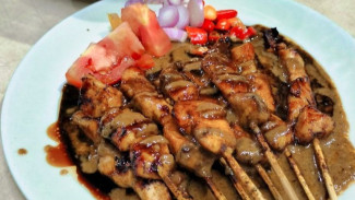 Kuliner Enak dan Murah di Alun-alun Bandung, Sate DJ Jadi Pilihan yang Tepat