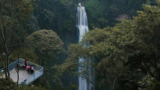 Curug Cimahi Tawarkan Pemandangan Pelangi dari Air Terjun