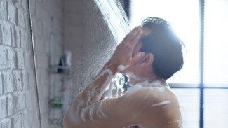 5 Khasiat Mandi Pagi dengan Air Dingin, Depresi Jadi Hilang